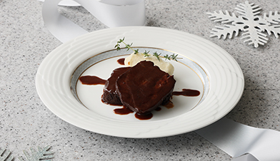 牛タンの赤ワイン煮込